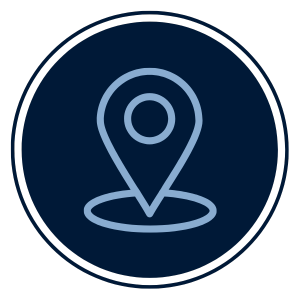 Dunkelblauer Kreis. In der Mitte ist ein Stecknadelähnliches Symbol in hellblau.